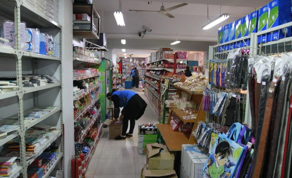 校园小卖铺 承载几代人记忆的“时光驿站”，为何在日用品销售中悄然隐退？